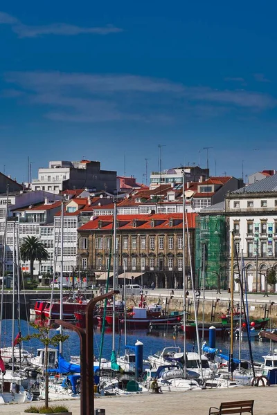Vertikal Bild Byggnader Och Båtar Piren Coruna Stad Galicien Spanien — Stockfoto
