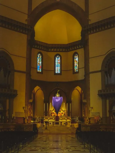 イタリアのフィレンツェ大聖堂の内部デザインの垂直ショット — ストック写真