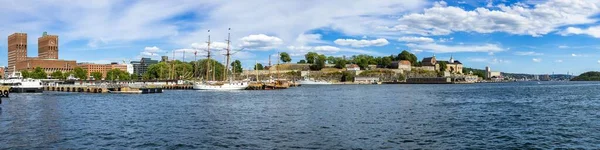 奥斯陆港口与奥斯陆市政厅和挪威Akershus Fortress的全景照片 — 图库照片