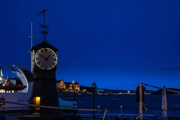 Aker Brygge Klokkentoren Akershus Fort Achtergrond Nachts Oslo Noorwegen — Stockfoto