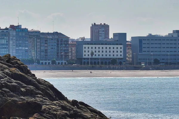 在西班牙加利西亚科鲁纳的海边有很多建筑物 — 图库照片