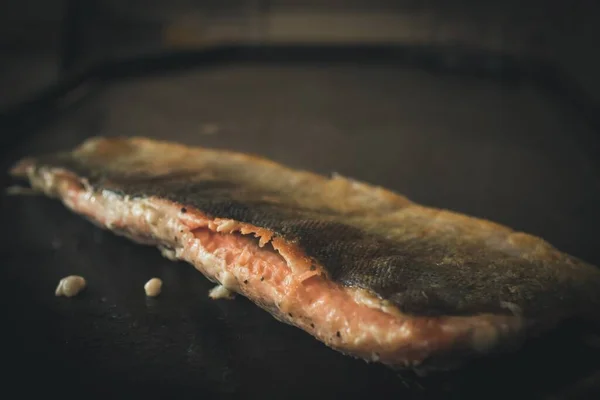 調味料を焼く魚のクローズアップショット — ストック写真