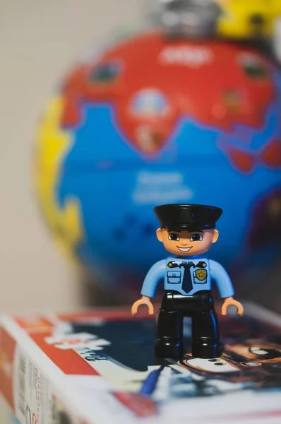 Poznan Polen März 2020 Lego Duplo Polizist Spielzeugfigur Weichen Fokus — Stockfoto