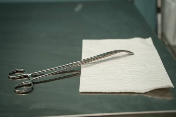 Eine Nahaufnahme Einer Chirurgischen Schere Auf Einem Papiertuch Auf Dem — Stockfoto