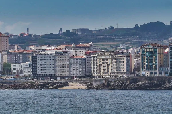 Spanya Galiçya Nın Coruna Şehrindeki Deniz Kıyısındaki Güzel Binaların Arkaplanda — Stok fotoğraf