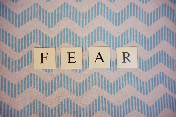두려움이라는 단어는 파란색 무늬의 사각형 글자로 — 스톡 사진