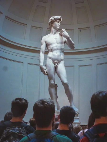 Tiro Vertical Uma Estátua Masculina Florencia Itália — Fotografia de Stock
