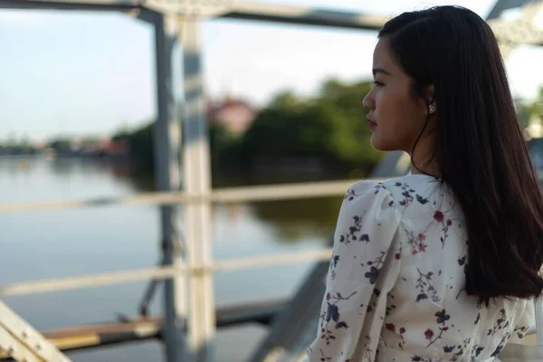 Una Chica Vietnamita Mirando Hacia Lado Viejo Puente —  Fotos de Stock