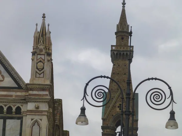 Primer Plano Los Campanarios Basílica Santa Croce Florencia Italia Contra —  Fotos de Stock