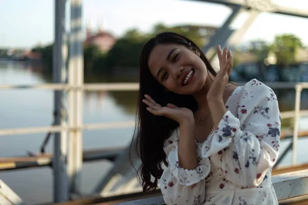 Uma Menina Vietnamita Cabelos Pretos Sorridente Uma Ponte Com Duas — Fotografia de Stock