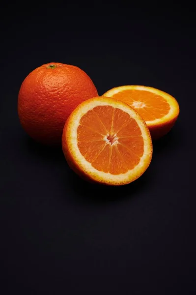 Una Fruta Entera Naranja Una Cortada Por Mitad Sobre Fondo — Foto de Stock