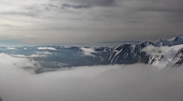Een Brede Hoek Opname Van Bergtoppen Bedekt Met Sneeuw Mist — Stockfoto