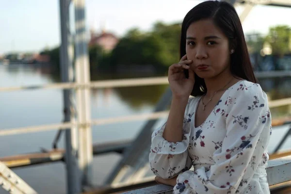 Egy Fekete Hajú Vietnámi Lány Hídon Aki Szomorúság Érzelmeit Mutatja — Stock Fotó