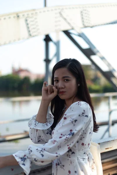 悲しみを示す橋の上に黒い髪のベトナム人の女の子 — ストック写真