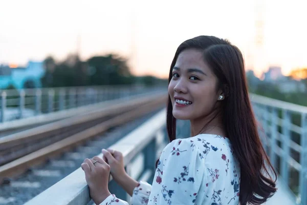 Удень Усміхнена Єтнамська Дівчина Стоїть Старому Мості — стокове фото