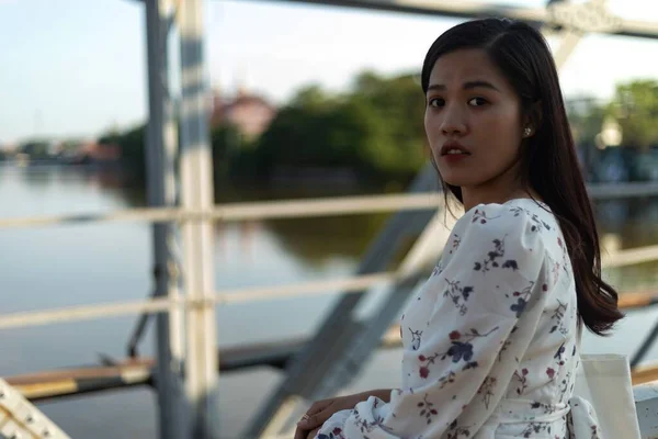 Una Chica Vietnamita Mirando Hacia Atrás Parada Viejo Puente —  Fotos de Stock