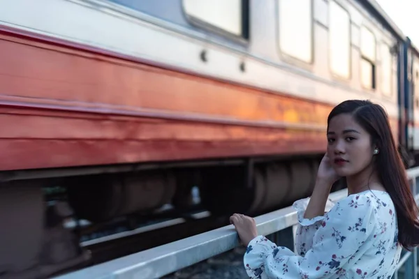 Gündüz Vakti Eski Bir Köprüde Duran Vietnamlı Bir Kız — Stok fotoğraf