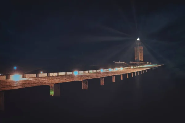 Een Verlichte Loopbrug Naar Vuurtoren Van Hercules Nachts Coruna Galicië — Stockfoto