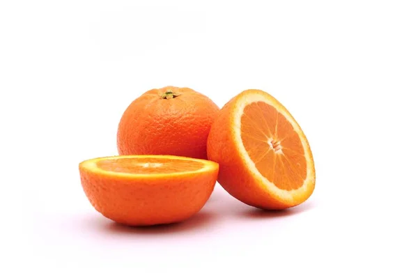Una Fruta Naranja Entera Gato Por Mitad Sobre Fondo Blanco — Foto de Stock
