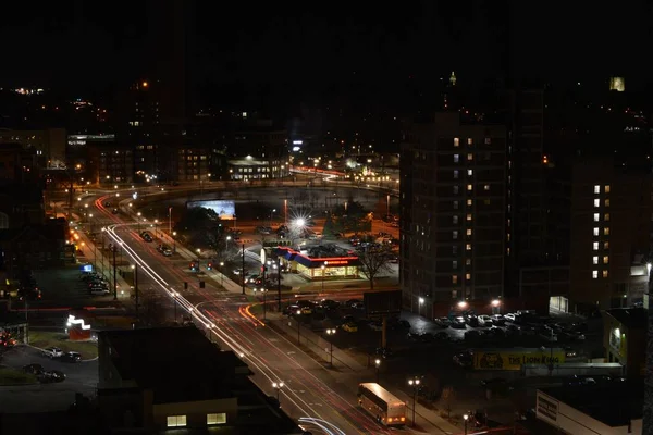 晚上有建筑物和街道的城市 — 图库照片