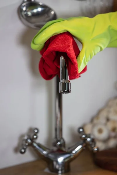 Close Uma Pessoa Limpando Torneira Cozinha Com Luvas Conceito Coronavírus — Fotografia de Stock