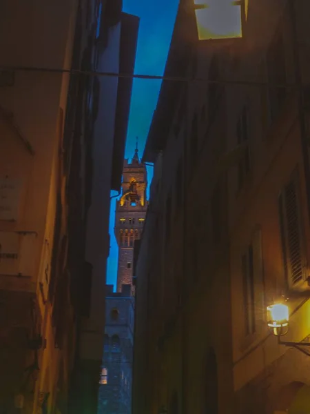 Vertikal Bild Ett Kyrktorn Sett Mellan Två Byggnader Natten Florens — Stockfoto