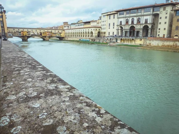 Een Prachtige Opname Van Een Rivier Met Ponte Vecchio Achtergrond — Stockfoto
