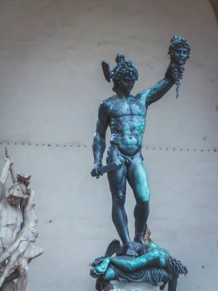 在意大利佛罗伦萨 一个手拿着头的神话故事人物雕像的垂直特写镜头 — 图库照片