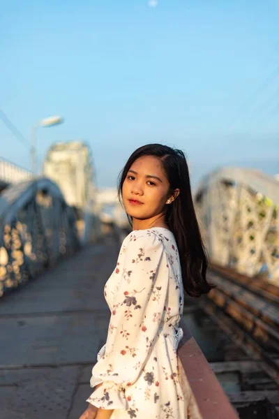 Tiro Vertical Uma Menina Vietnamita Uma Ponte Velha — Fotografia de Stock