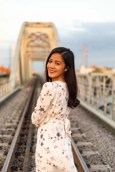 Une Vietnamienne Souriante Aux Cheveux Noirs Debout Sur Vieux Pont — Photo