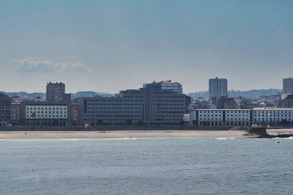 Ein Strand Mit Gebäuden Der Ferne Coruna Galicien Spanien — Stockfoto