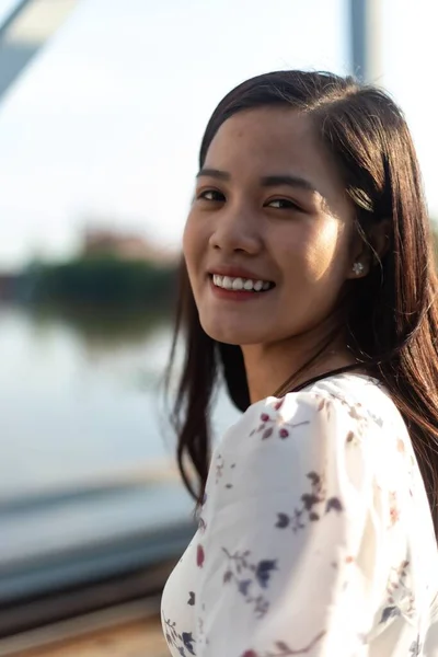 Eski Bir Köprüde Vietnamlı Bir Kızın Dikey Görüntüsü — Stok fotoğraf
