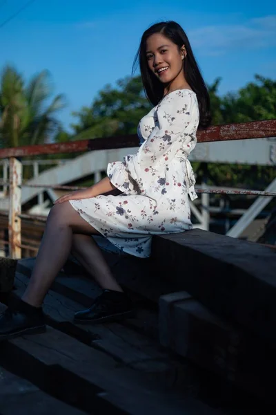 昼間に古い橋の上に座っているベトナム人の女の子 — ストック写真