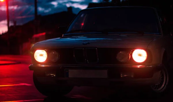 Coche Con Luces Brillantes Por Noche Estacionado Calle — Foto de Stock