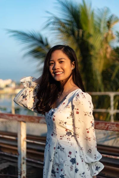 Uma Menina Vietnamita Cabelos Pretos Sorridente Uma Ponte — Fotografia de Stock