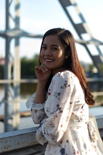 Une Vietnamienne Souriante Debout Sur Vieux Pont — Photo