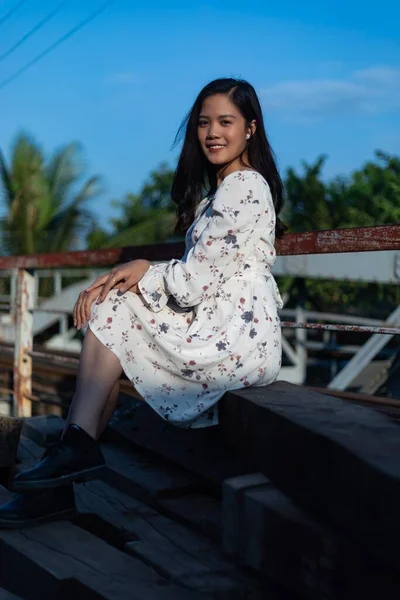 Uma Menina Vietnamita Sentada Uma Ponte Velha Durante Dia — Fotografia de Stock