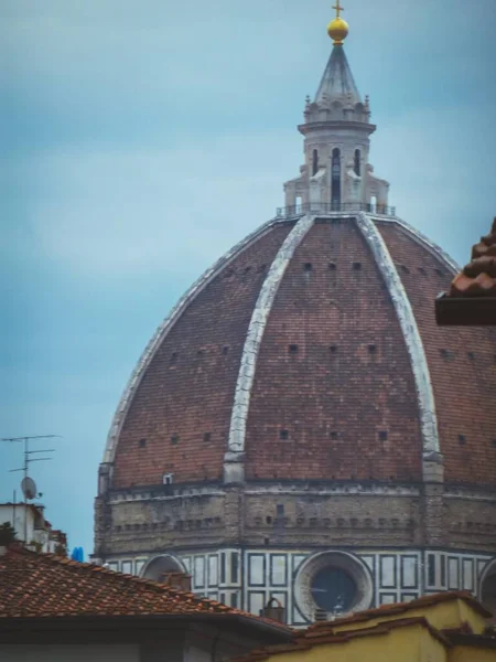 Pystysuora Laukaus Katedraali Santa Maria Del Fiore Firenzessä Italiassa Pilvinen — kuvapankkivalokuva