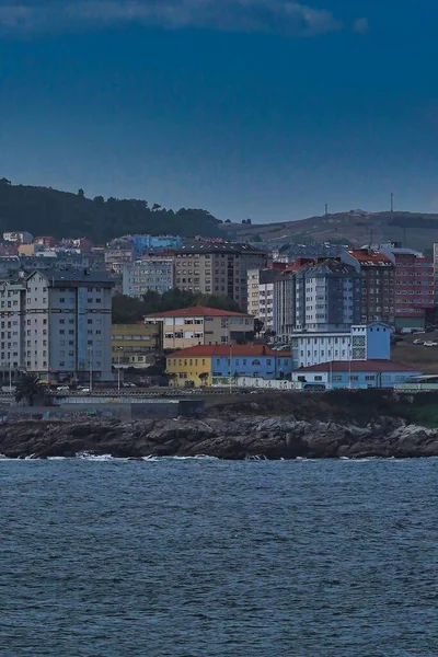 Tiro Vertical Edifícios Distância Coruna Galiza Espanha — Fotografia de Stock