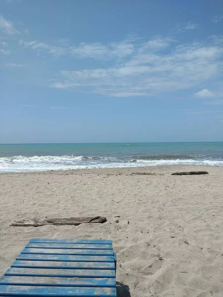 Vertikal Bild Väderbiten Strandstol Trä Vid Havet Solig Dag — Stockfoto