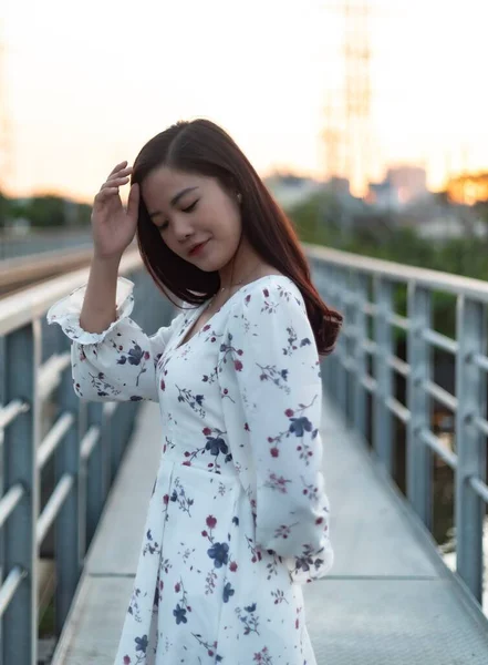 Uma Menina Vietnamita Cabelos Pretos Olhando Para Baixo Uma Ponte — Fotografia de Stock