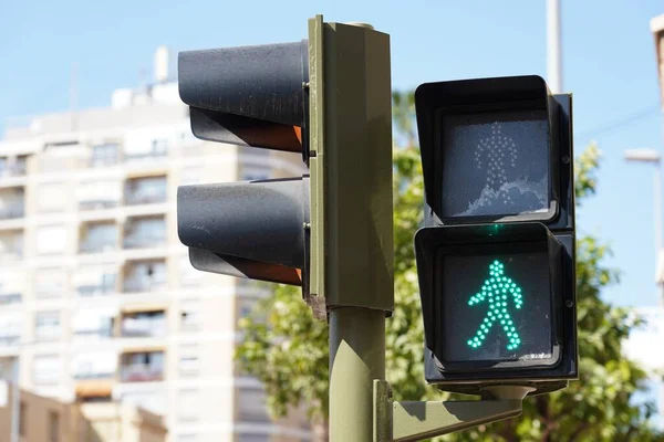 Крупный План Пешеходных Светофоров Показывающих Красный Зеленый Фоне Деревьев — стоковое фото