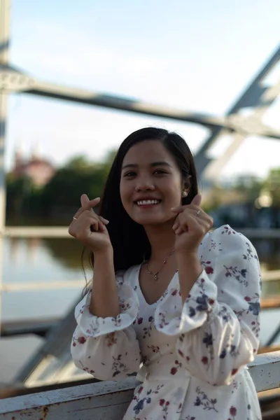 Egy Mosolygó Fekete Hajú Vietnámi Lány Áll Hídon — Stock Fotó