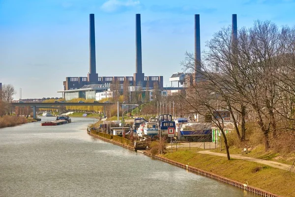 Průplav Vedoucí Továrně Pod Slunečním Světlem Modré Obloze Wolfsburgu Německu — Stock fotografie