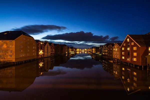 Vista Crepúsculo Edifícios Madeira Coloridos Palafitas Longo Rio Nidelva Trondheim — Fotografia de Stock