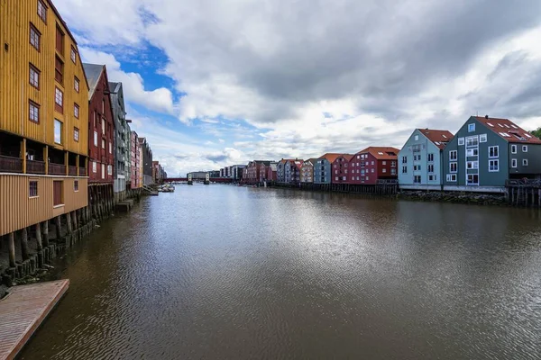 Norveç Nidelva Nehri Boyunca Uzanan Geleneksel Renkli Skandinav Evleri — Stok fotoğraf