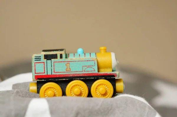 波兹南 2020年3月13日 托马斯和朋友们的玩具火车头 第一台在软焦距背景板上 — 图库照片