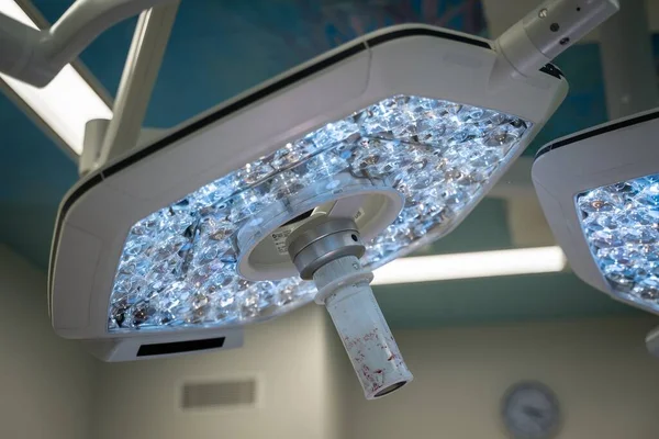 Nahaufnahme Eines Lichts Einem Operationssaal Mit Verschwommenem Hintergrund — Stockfoto