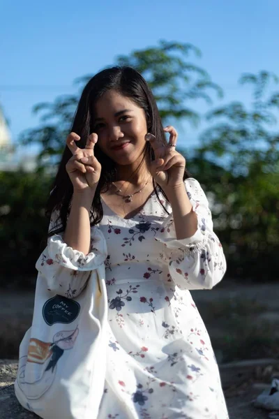 軽蔑と皮肉のジェスチャーを示す橋の上に黒い髪のベトナムの女の子 — ストック写真