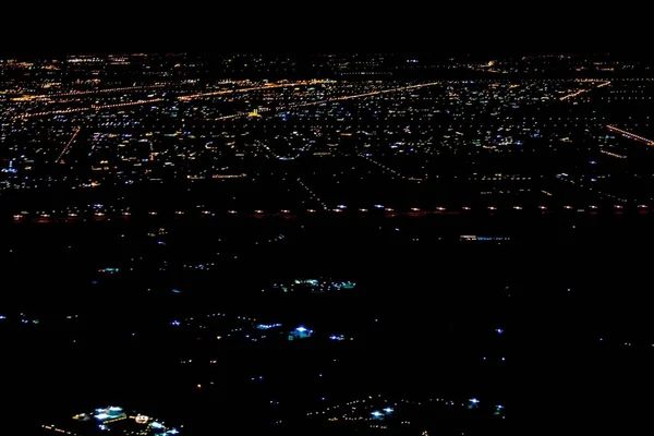 夜间照明城市的高角景观 — 图库照片